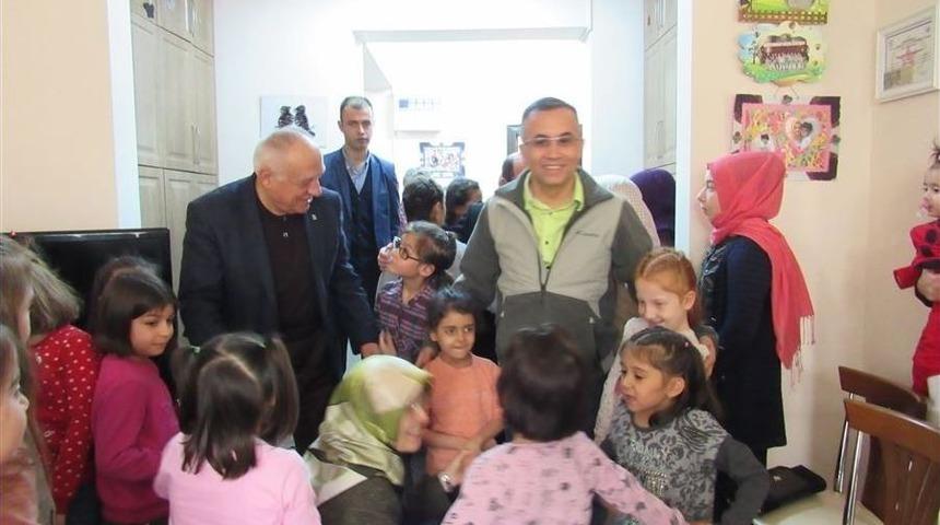 Yuvada Kalan Çocuklara Yeni Hediyeleri Vali Amcalarından