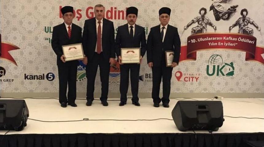 Kafkaslardan Başkan To&ccedil;oğlu&rsquo;na &rsquo;yılın Başkanı &Ouml;d&uuml;l&uuml;&rsquo;