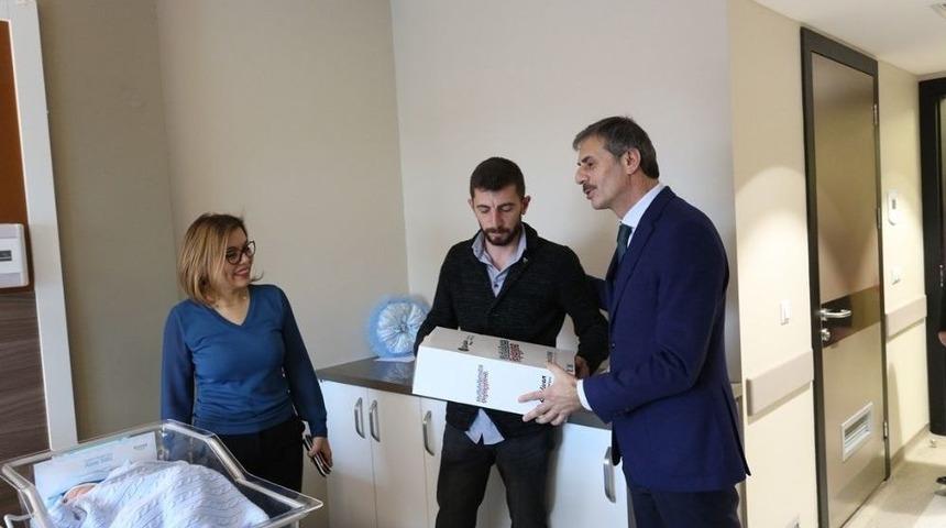 Bebeklerin İlk Hediyesi Başkan Alemdar&rsquo;dan