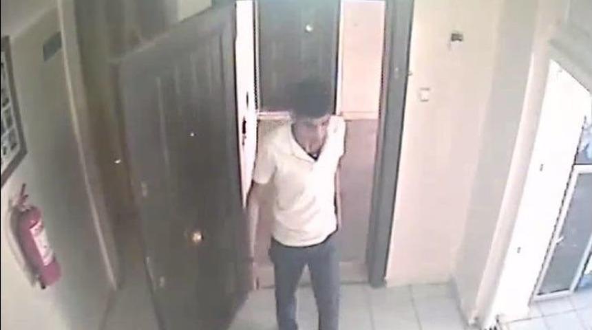 Elini Kolunu Sallayarak Eşyaları &Ccedil;aldı