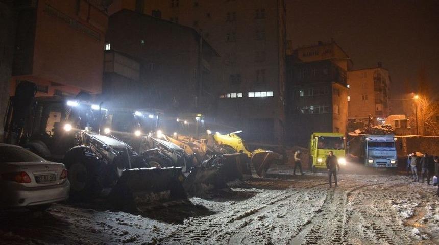 Hakkari Belediyesi Karla M&uuml;cadele &Ccedil;alışması
