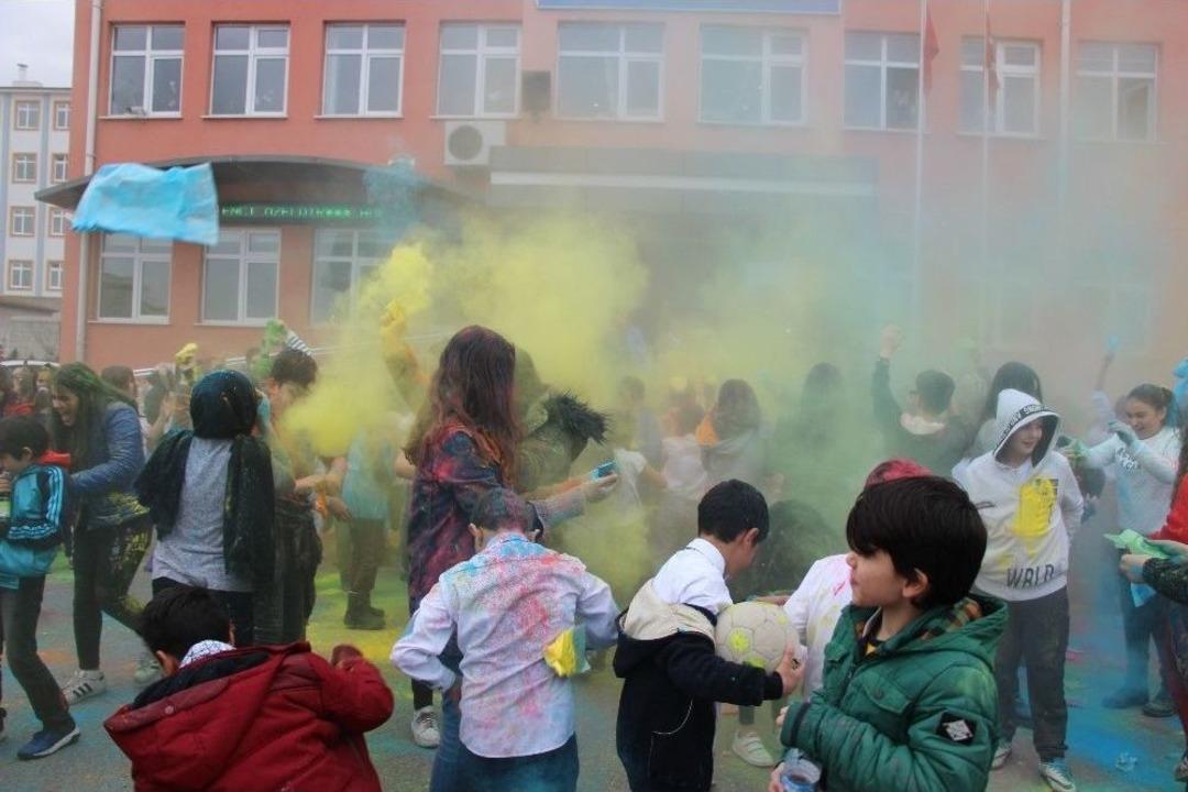 Karne G&uuml;n&uuml;nde "holi Festivali"