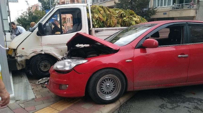 Otomobil İle Kamyonet &Ccedil;arpıştı: 3 Yaralı