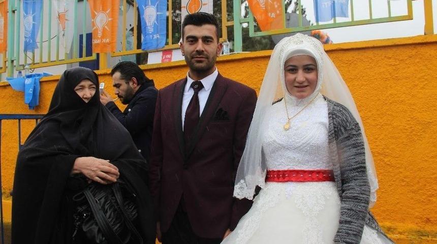 Gelin Ve Damatlıkla Cumhurbaşkanını G&ouml;rmeye Geldiler