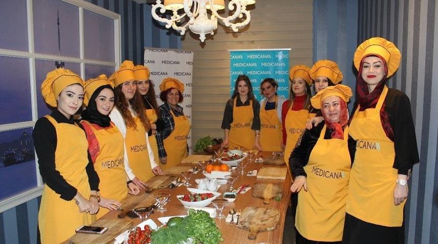 Beslenme Ve Diyet Uzmanı, G&ouml;n&uuml;ll&uuml;lerle Sağlıklı Yiyecek Yaptı