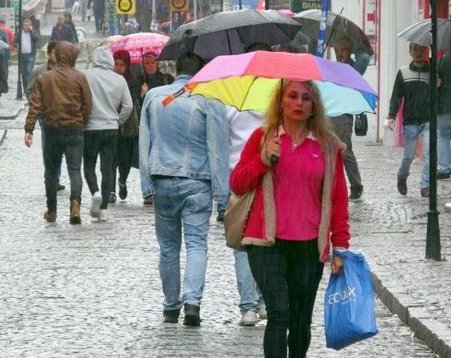 Sağanak Yağmur Edirne'de Etkili Oldu