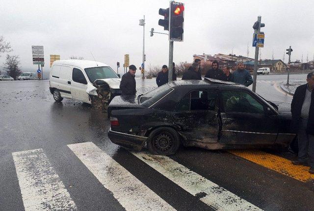 Başkent’te Trafik Kazası: 2 Yaralı