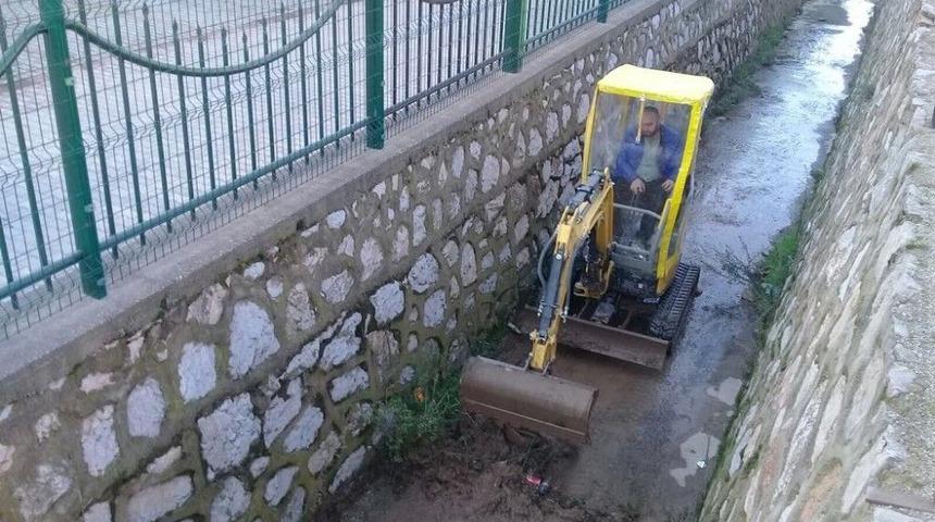 K&ouml;rfez Belediyesi Su Baskınlarına Karşı Kanalları Temizliyor