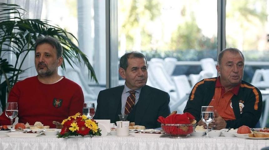 Dursun &Ouml;zbek: "lafla Peynir Gemisi Y&uuml;r&uuml;mez"