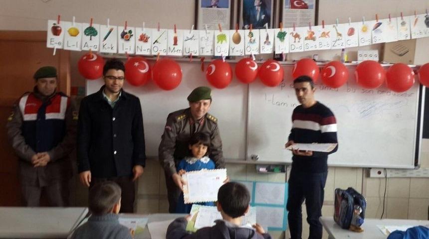 Jandarma Ekipleri Öğrencilere Karne Verdi