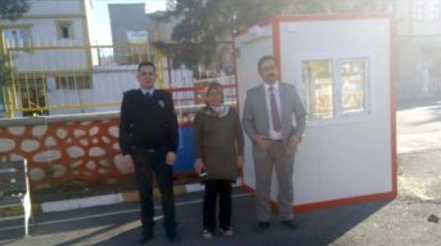Emniyet M&uuml;d&uuml;rl&uuml;ğ&uuml;nden Anaokuluna G&uuml;venlik Kul&uuml;besi