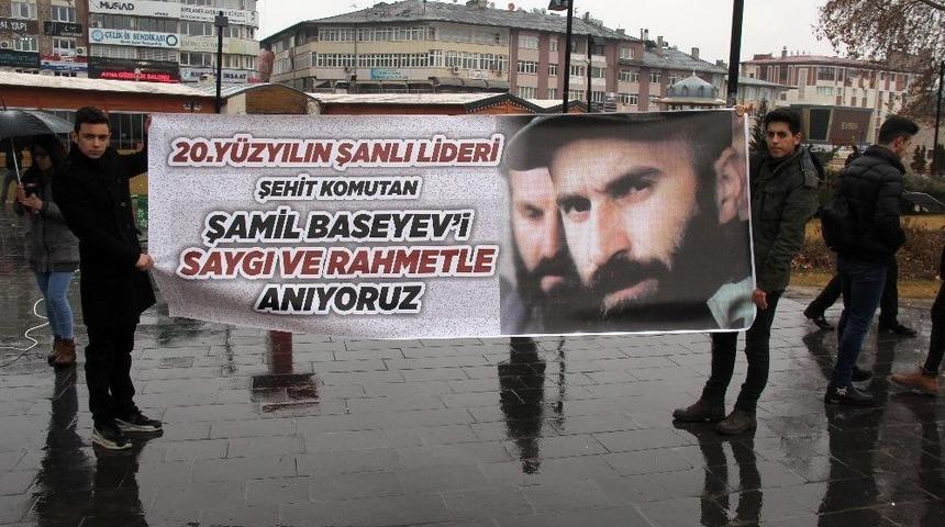 Basayev&rsquo;i Yağmur Altında Anıldı