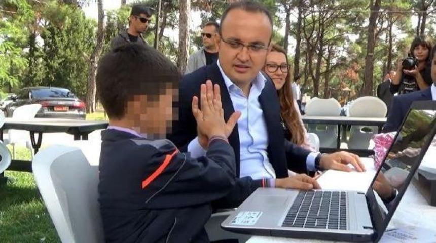 Bayrami&ccedil;li &Ouml;ğrenci Laptop Hediyesini Alırken, Okul M&uuml;d&uuml;r&uuml; De Intihara Kalkıştı