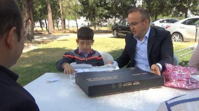 Bayramiçli Öğrenci Laptop Hediyesini Alırken, Okul Müdürü De Intihara Kalkıştı