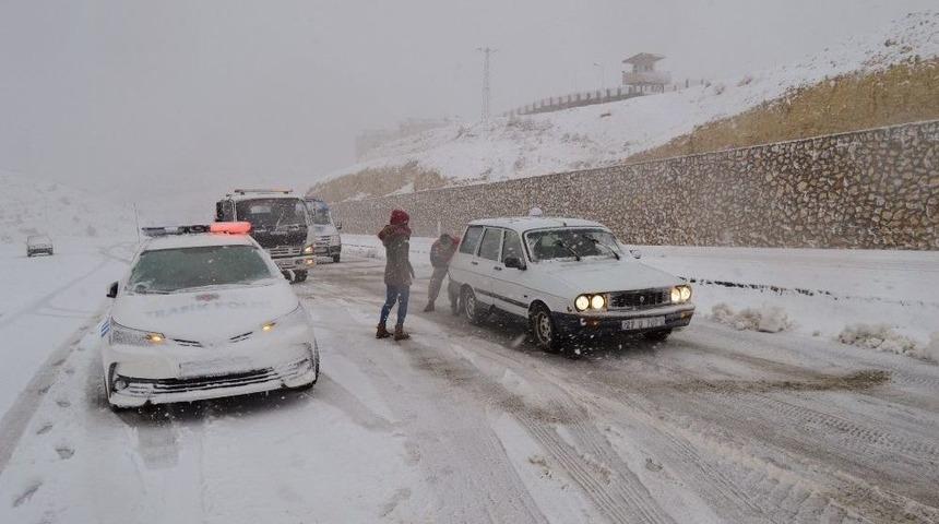 Yoğun Kar Yağışı S&uuml;r&uuml;c&uuml;lere Zor Anlar Yaşattı