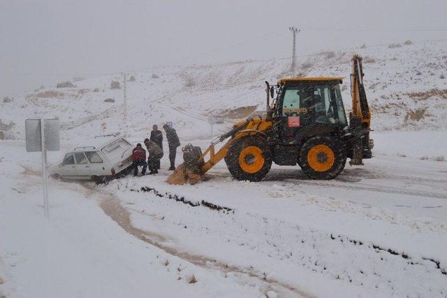 Yoğun Kar Yağışı Sürücülere Zor Anlar Yaşattı