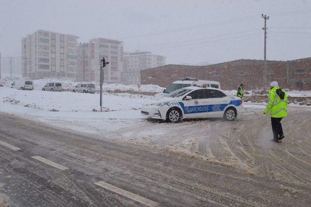 Yoğun Kar Yağışı Sürücülere Zor Anlar Yaşattı