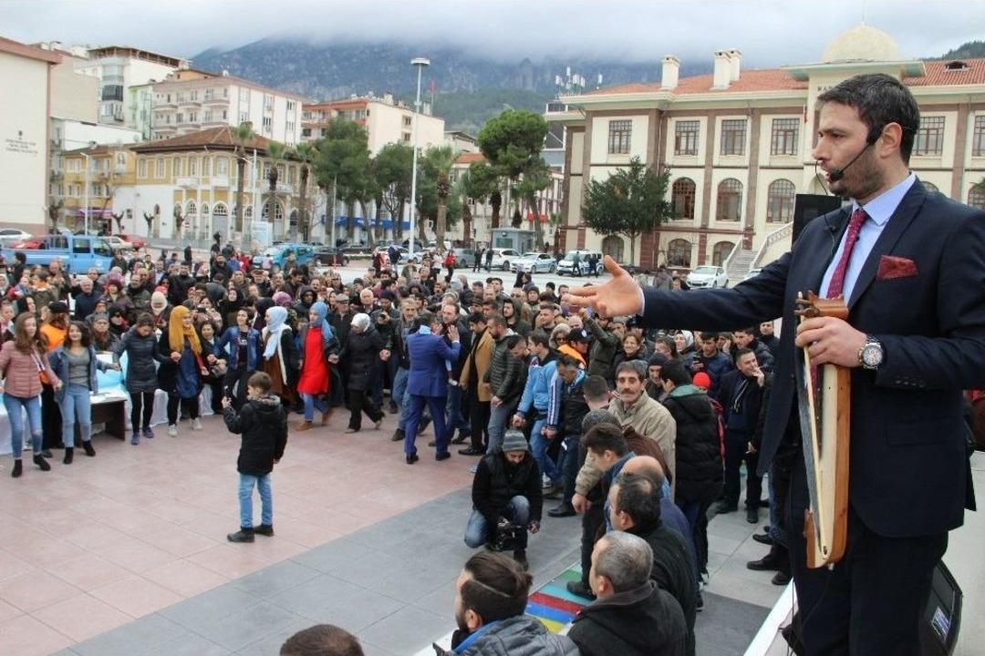 Manisalılar Horona Ve Hamsiye Doydu