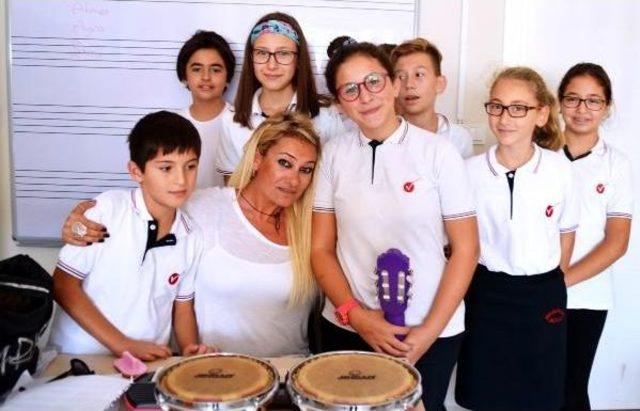 Şarkıcı Zeynep, Bodrum'da Öğretmen Oldu