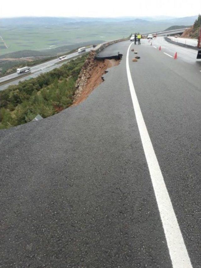 Aşırı Yağış Karayolunu Çökertti