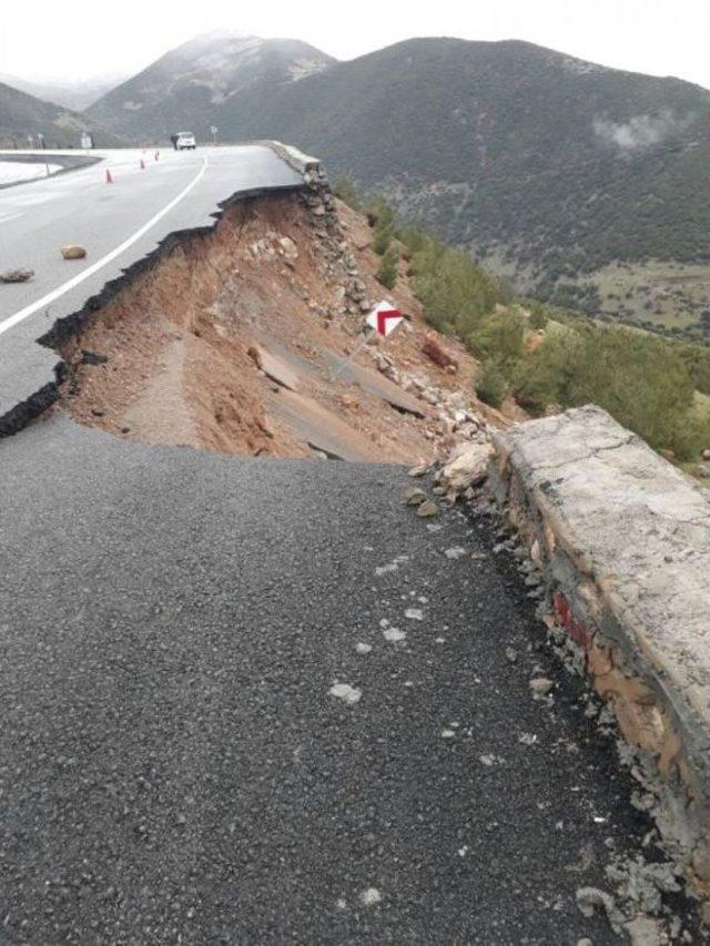 Aşırı Yağış Karayolunu Çökertti