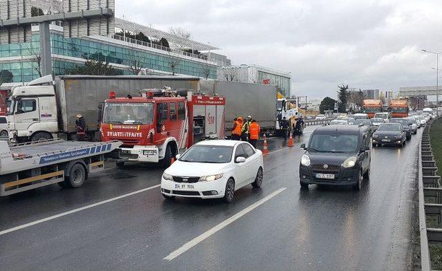 Basın Ekspres Yolunda Tır Yoldan Çıktı, Trafik Durdu