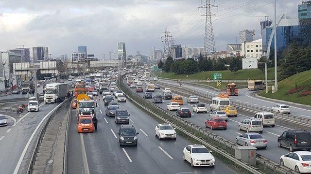 Basın Ekspres Yolunda Tır Yoldan Çıktı, Trafik Durdu