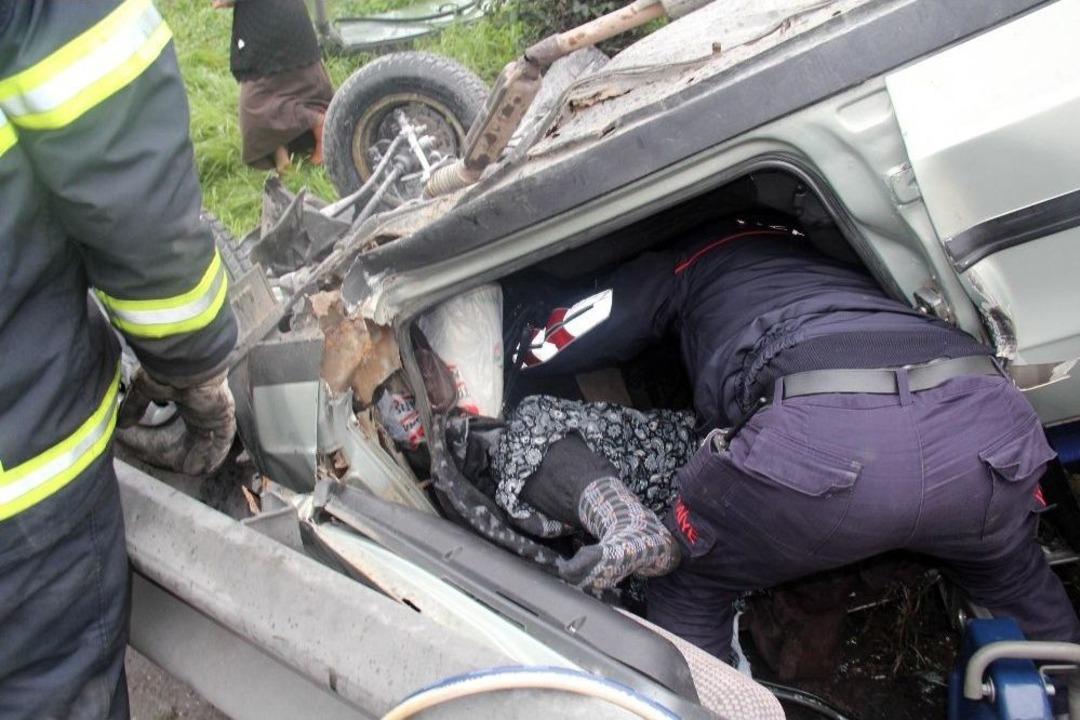Tem Otoyolu&rsquo;nda Takla Atan Otomobilin Yaralı S&uuml;r&uuml;c&uuml;s&uuml; Eşi İ&ccedil;in Yardım İstedi