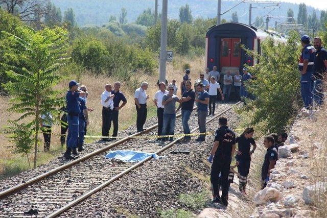 Trenin Çarptığı Yaşlı Adam Feci Şekilde Can Verdi