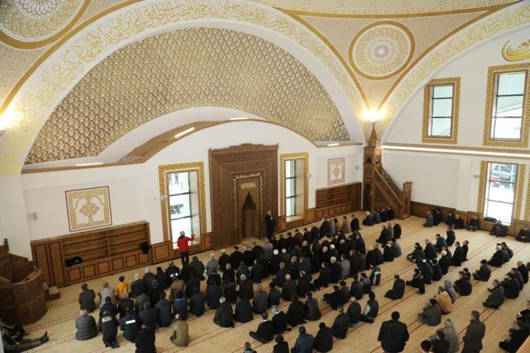 M&uuml;şerref-ismail Yapıcı Cami İlk Cuma Namazıyla İbadete A&ccedil;ıldı