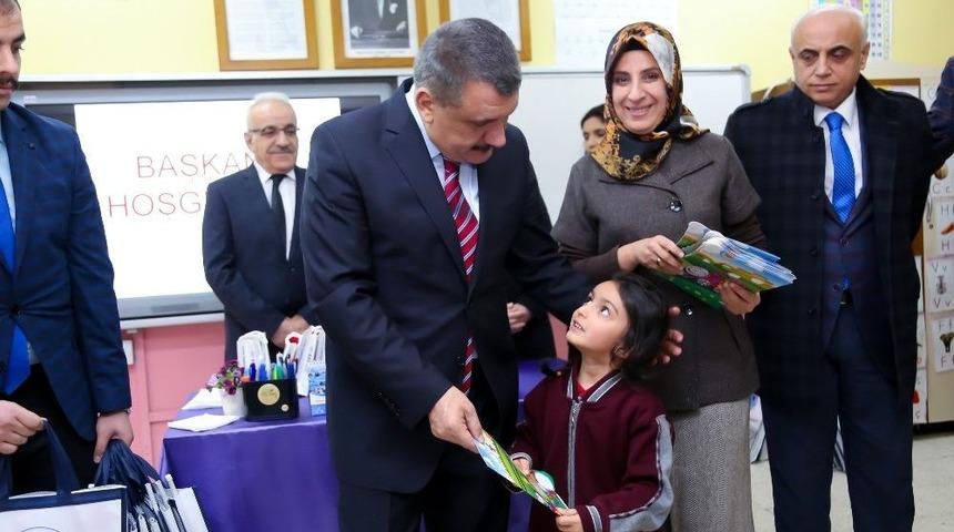 Başkan G&uuml;rkan, &Ouml;ğrencilere Karnelerini Dağıttı