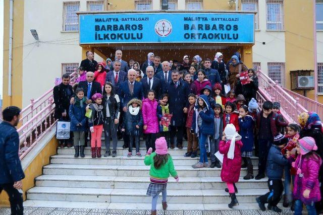 Başkan Gürkan, Öğrencilere Karnelerini Dağıttı