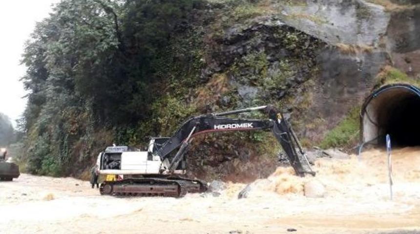 Rize&rsquo;De Dereler Taştı, Karayolu Ulaşıma Kapandı
