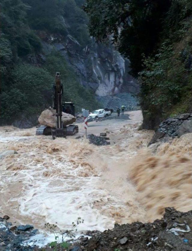 Rize’De Dereler Taştı, Karayolu Ulaşıma Kapandı