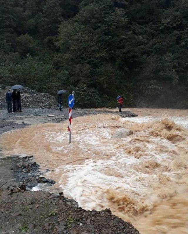 Rize’De Dereler Taştı, Karayolu Ulaşıma Kapandı