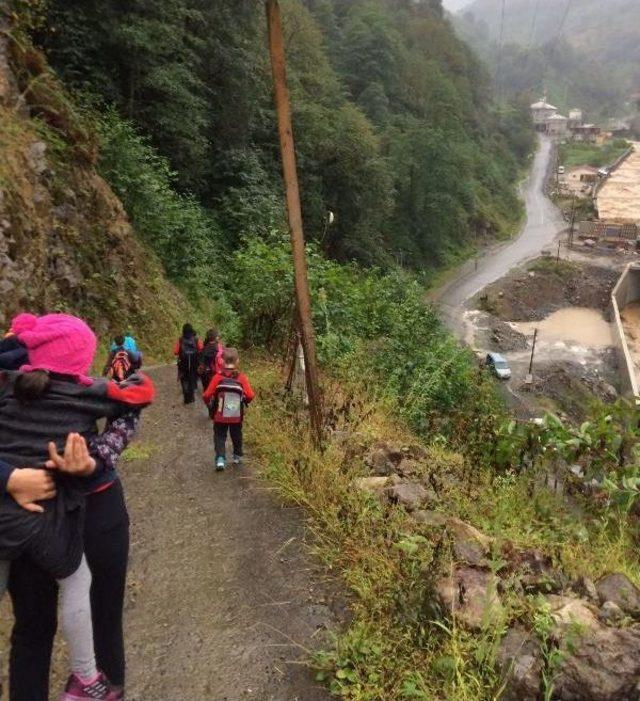 Rize’De Dereler Taştı, Karayolu Ulaşıma Kapandı