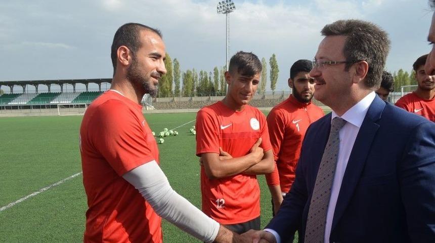 Vali &Uuml;nl&uuml; Futbolculara Kendi Eliyle Baklava İkram Etti