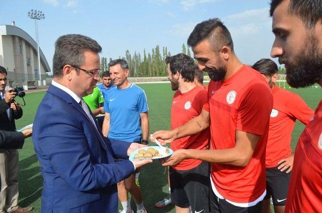 Vali Ünlü Futbolculara Kendi Eliyle Baklava İkram Etti