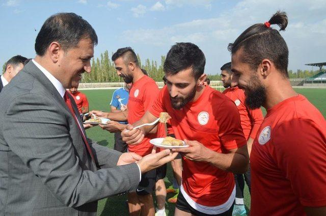 Vali Ünlü Futbolculara Kendi Eliyle Baklava İkram Etti