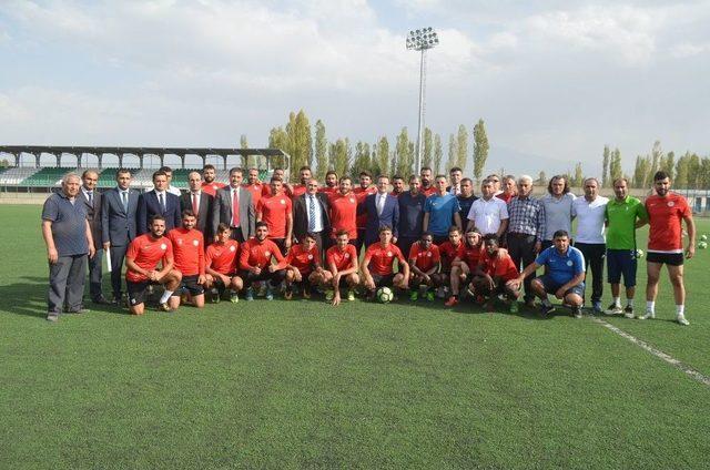 Vali Ünlü Futbolculara Kendi Eliyle Baklava İkram Etti