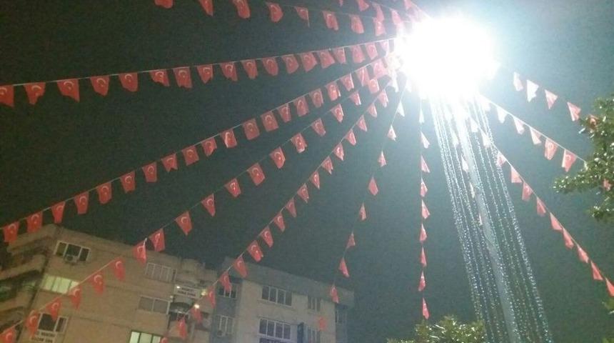 Manisa&rsquo;da Şehir Merkezindeki Bayraklar Yenilendi