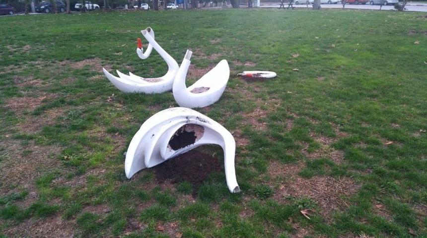 Mezitli&rsquo;deki Kuğu Fig&uuml;rleri Par&ccedil;alandı