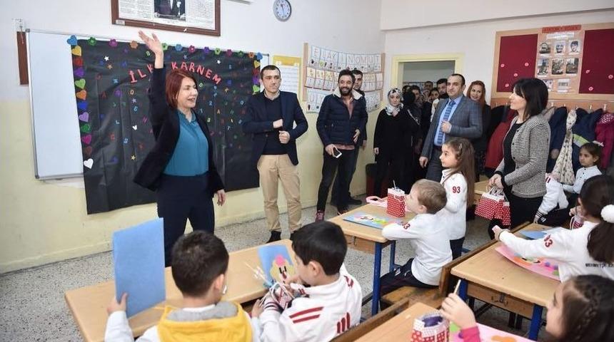 Başkan Handan Toprak Benli, &Ouml;ğrencilere Karnelerini Verdi