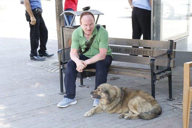 (&ouml;zel) &Uuml;&ccedil; Ayağıyla Caddelerin Maskotu Oldu 1