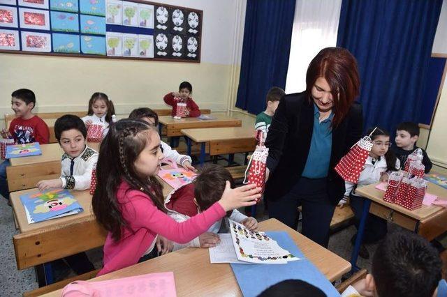 Başkan Handan Toprak Benli, Öğrencilere Karnelerini Verdi