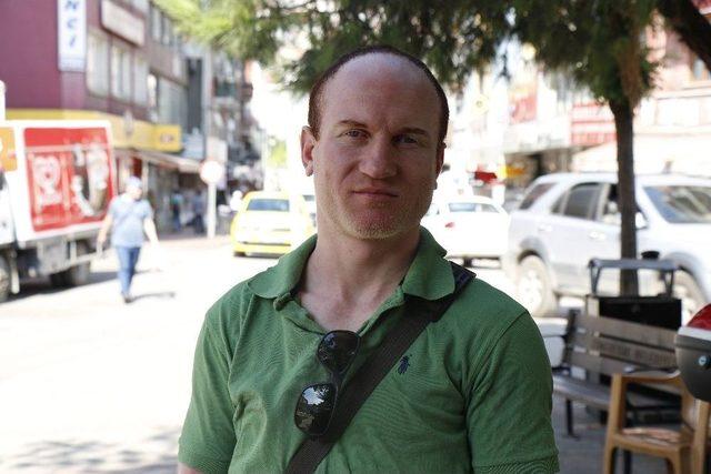 (&ouml;zel) &Uuml;&ccedil; Ayağıyla Caddelerin Maskotu Oldu 3