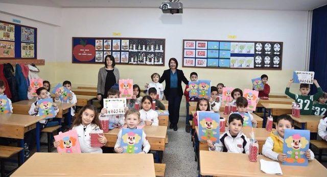 Başkan Handan Toprak Benli, Öğrencilere Karnelerini Verdi