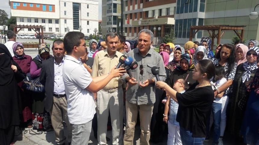 T&uuml;m-iş Konfederasyonu İşten &Ccedil;ıkartılan Servis Elemanları İ&ccedil;in Basın A&ccedil;ıklaması Yaptı