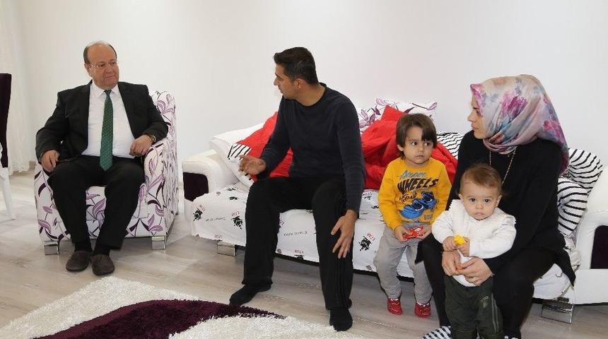 Başkan &Ouml;zakcan&rsquo;dan Pazarcının Yaraladığı Zabıtaya Ziyaret