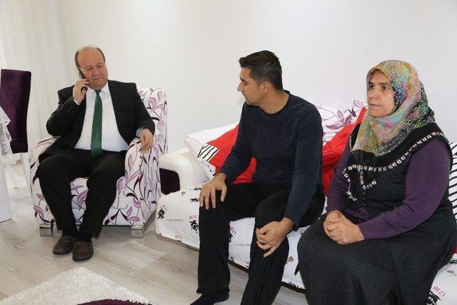 Başkan Özakcan’dan Pazarcının Yaraladığı Zabıtaya Ziyaret
